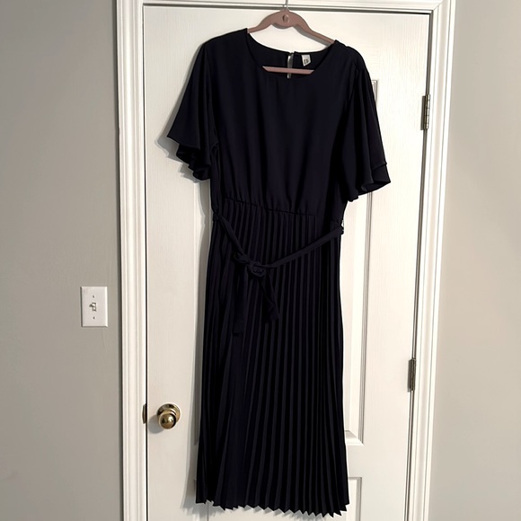 Amazon Dresses & Skirts - Worn twice. Great wedding guest dress. Very flattering style.